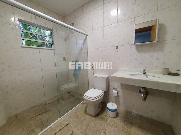 Casa com 4 suítes, piscina, jacuzzi, churrasqueira e sala de