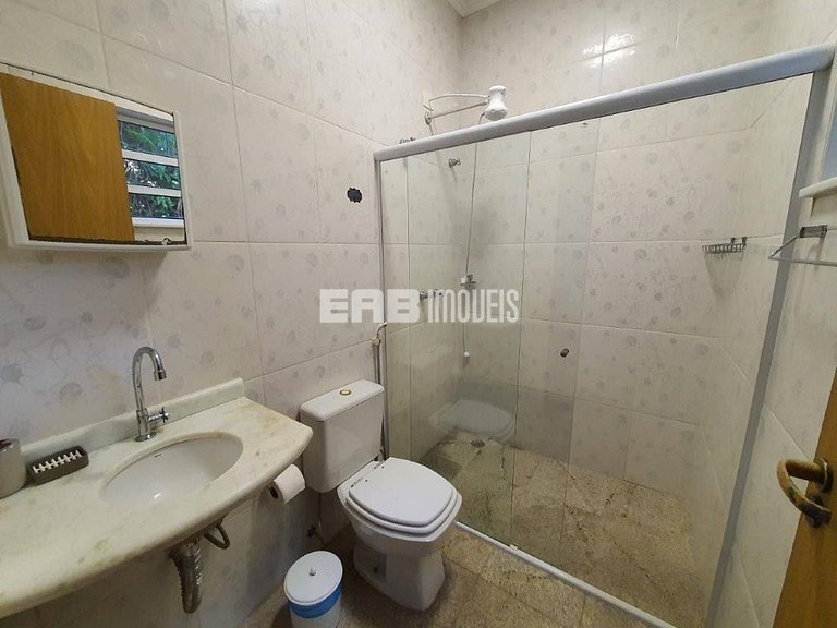Casa com 4 suítes, piscina, jacuzzi, churrasqueira e sala de