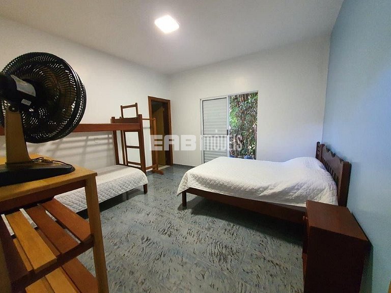 Casa com 4 suítes, piscina, jacuzzi, churrasqueira e sala de