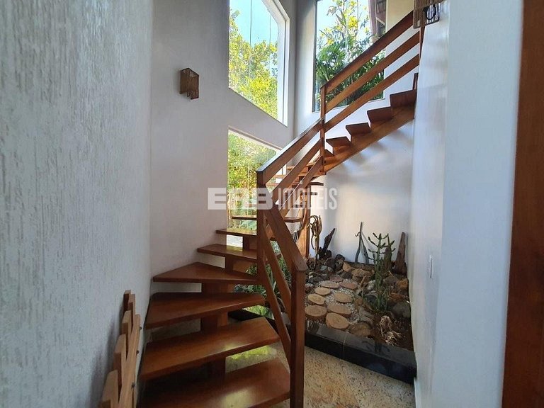 Casa com 4 suítes, piscina, jacuzzi, churrasqueira e sala de