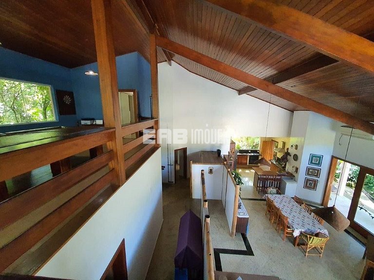 Casa com 4 suítes, piscina, jacuzzi, churrasqueira e sala de
