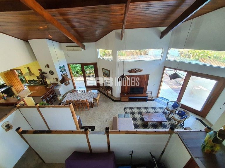 Casa com 4 suítes, piscina, jacuzzi, churrasqueira e sala de