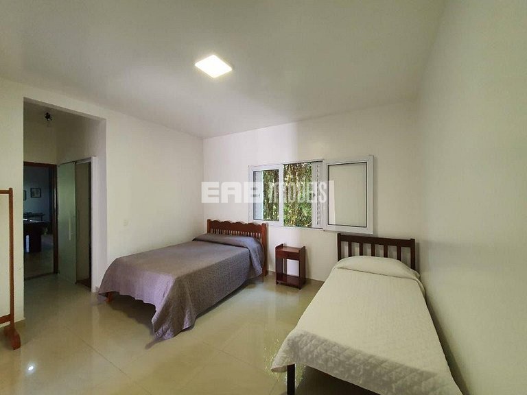 Casa com 4 suítes, piscina, jacuzzi, churrasqueira e sala de