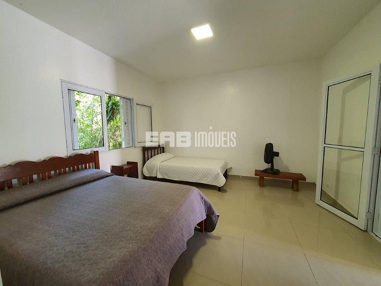 Casa com 4 suítes, piscina, jacuzzi, churrasqueira e sala de