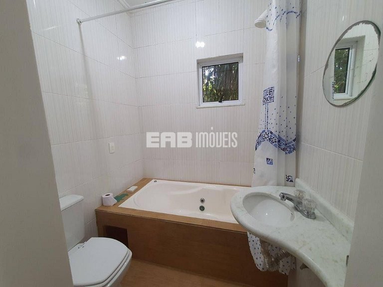 Casa com 4 suítes, piscina, jacuzzi, churrasqueira e sala de