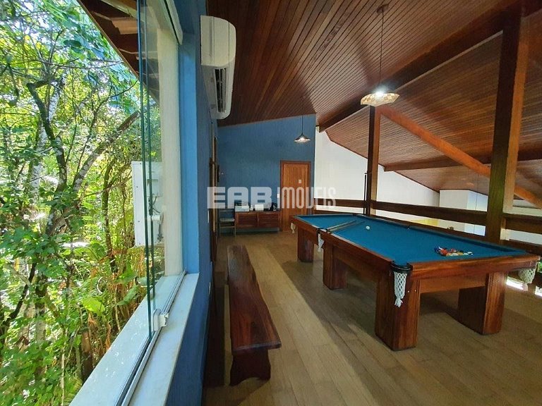 Casa com 4 suítes, piscina, jacuzzi, churrasqueira e sala de