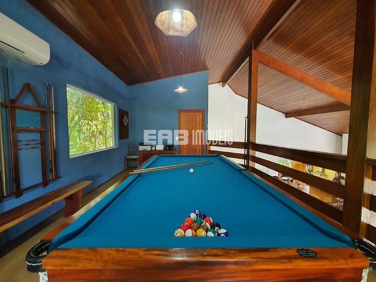 Casa com 4 suítes, piscina, jacuzzi, churrasqueira e sala de