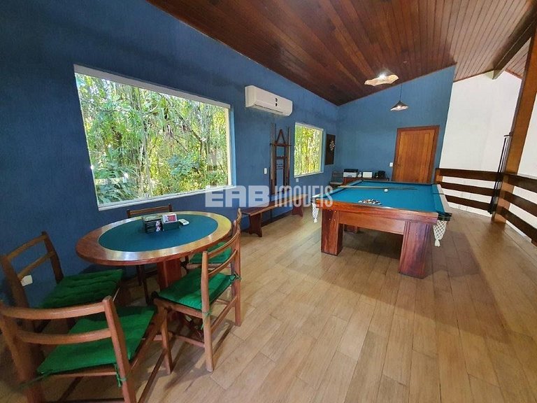 Casa com 4 suítes, piscina, jacuzzi, churrasqueira e sala de