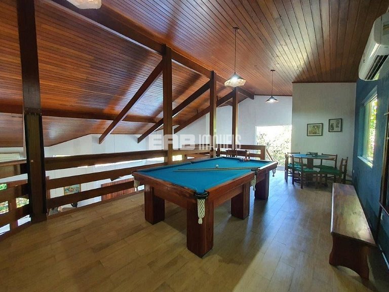 Casa com 4 suítes, piscina, jacuzzi, churrasqueira e sala de