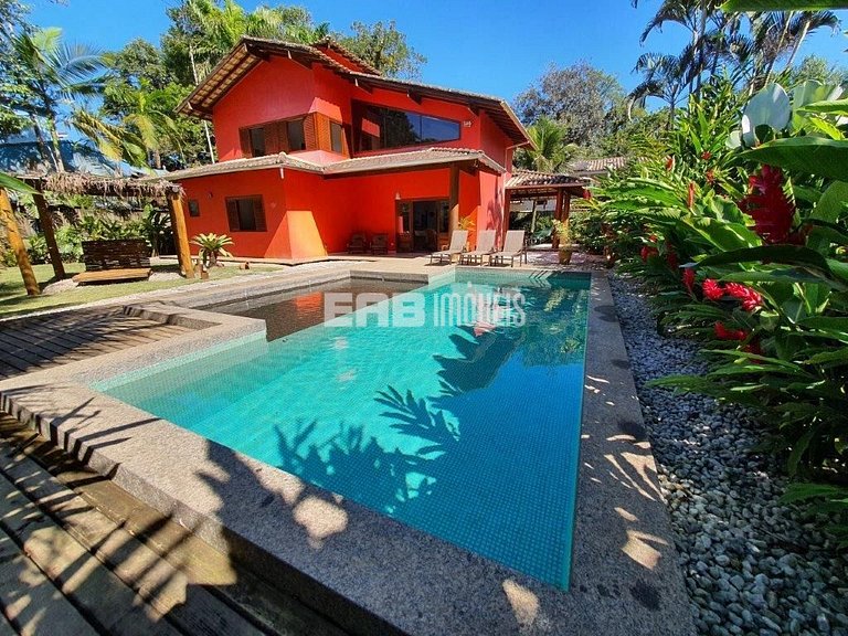 Casa com 5 suítes em Itamambuca