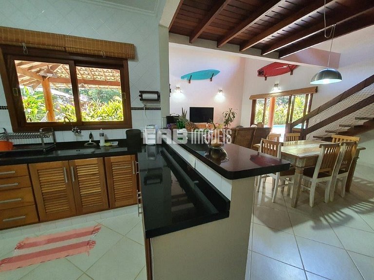 Casa com 5 suítes em Itamambuca