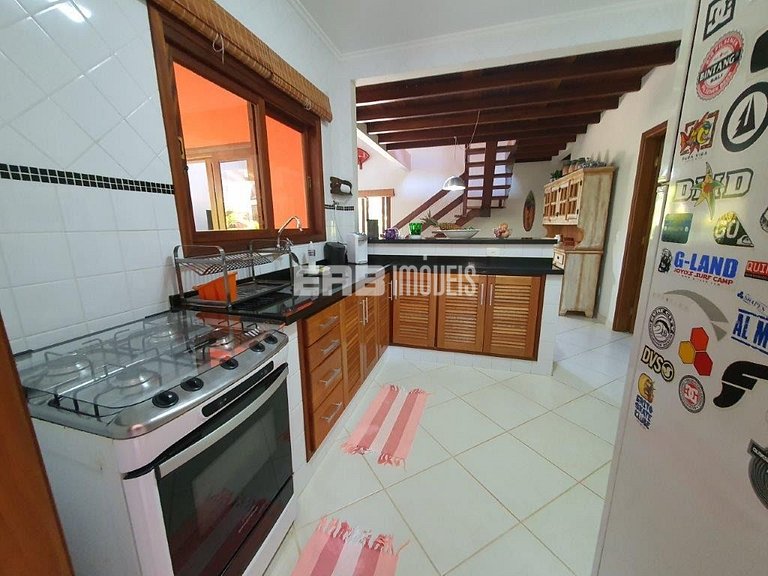 Casa com 5 suítes em Itamambuca