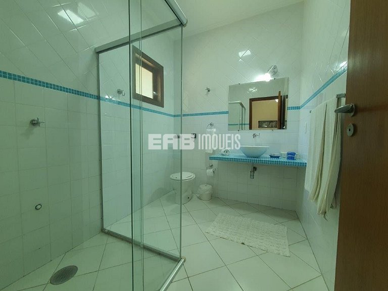 Casa com 5 suítes em Itamambuca