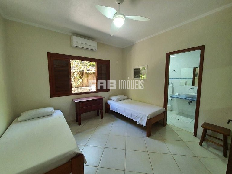 Casa com 5 suítes em Itamambuca