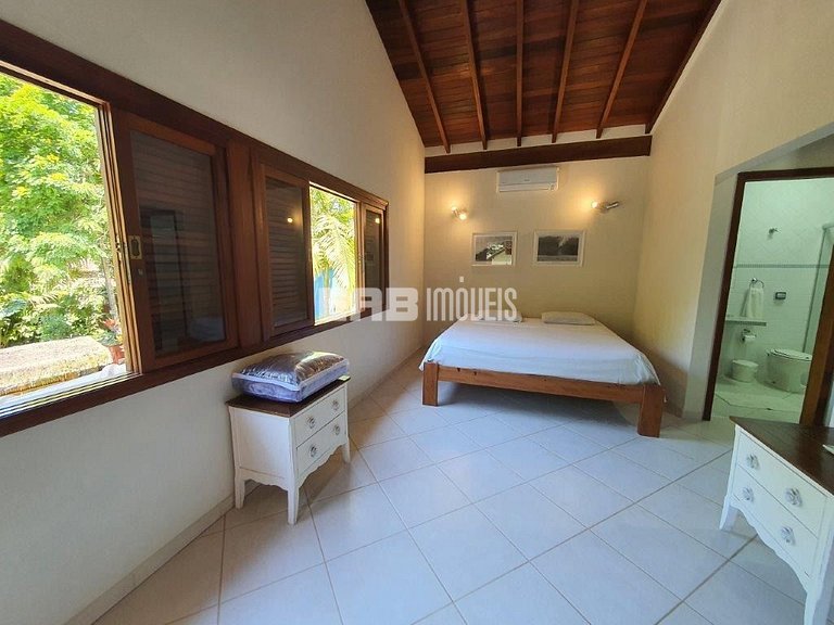 Casa com 5 suítes em Itamambuca