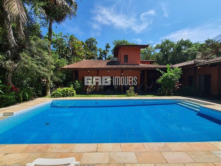 Linda casa com piscina e capacidade para acomodar 18 pessoas