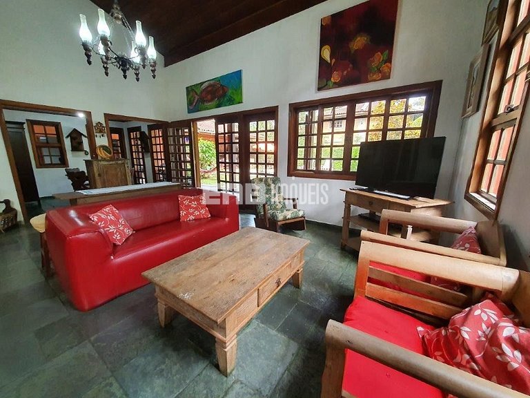 Linda casa com piscina e capacidade para acomodar 18 pessoas