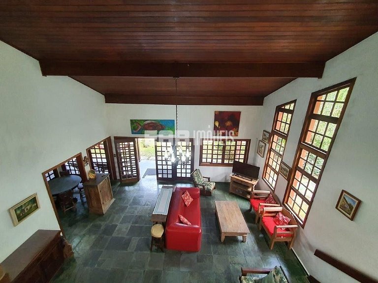 Linda casa com piscina e capacidade para acomodar 18 pessoas