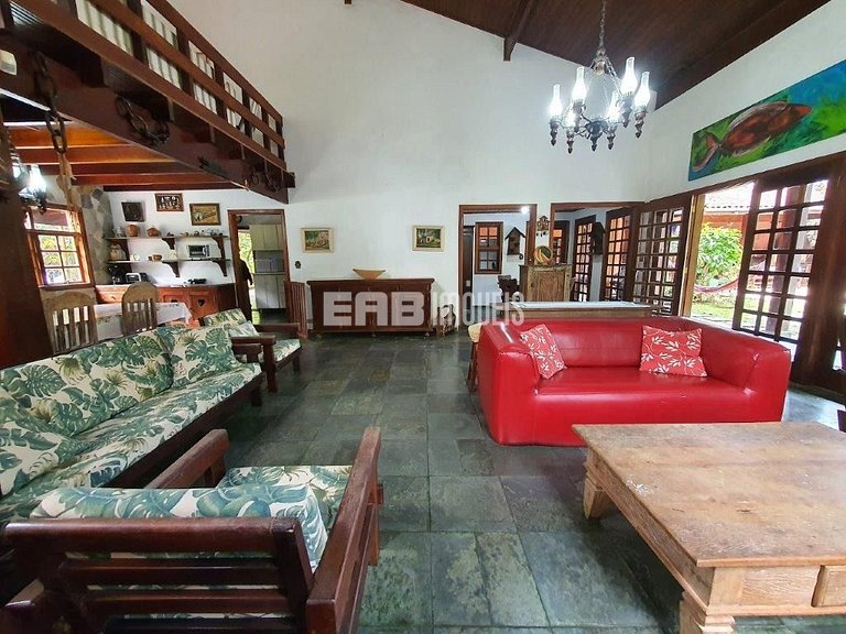 Linda casa com piscina e capacidade para acomodar 18 pessoas