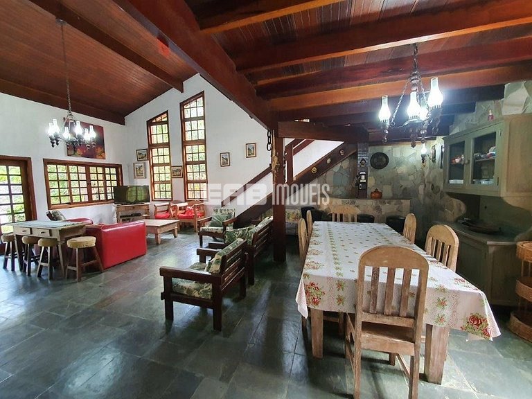 Linda casa com piscina e capacidade para acomodar 18 pessoas