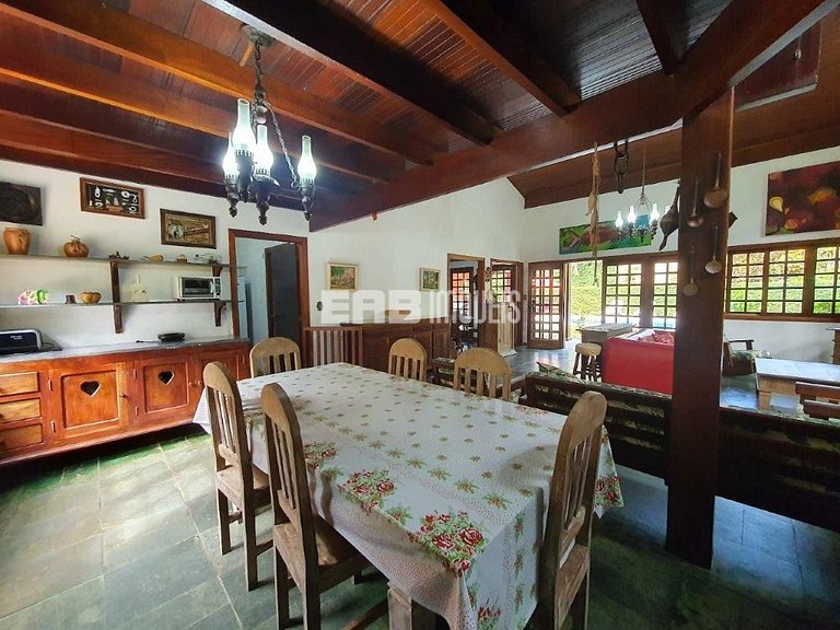 Linda casa com piscina e capacidade para acomodar 18 pessoas