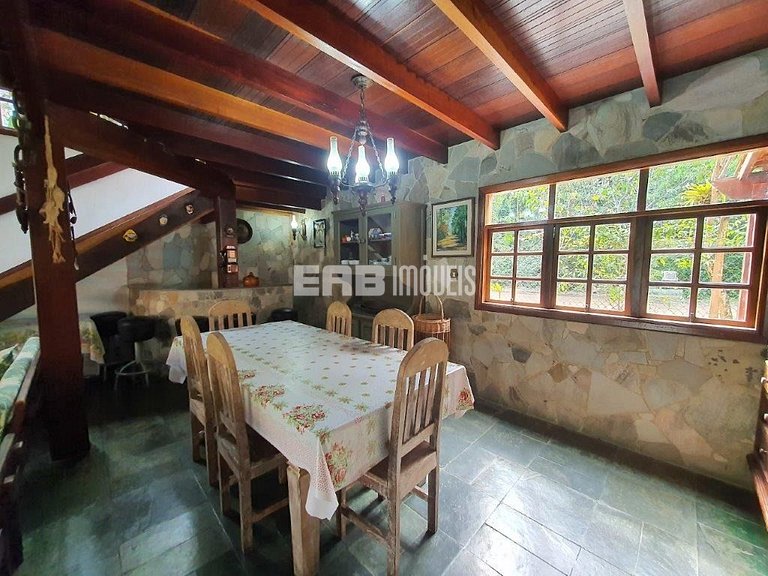 Linda casa com piscina e capacidade para acomodar 18 pessoas