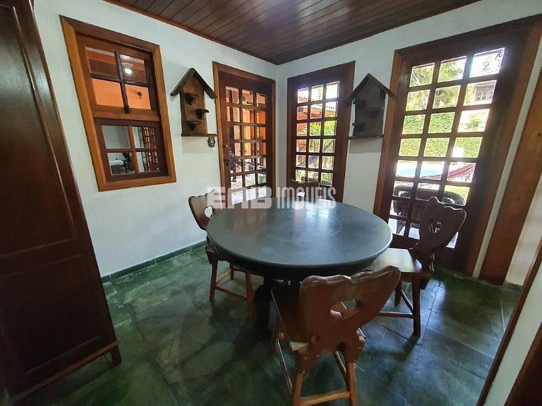 Linda casa com piscina e capacidade para acomodar 18 pessoas