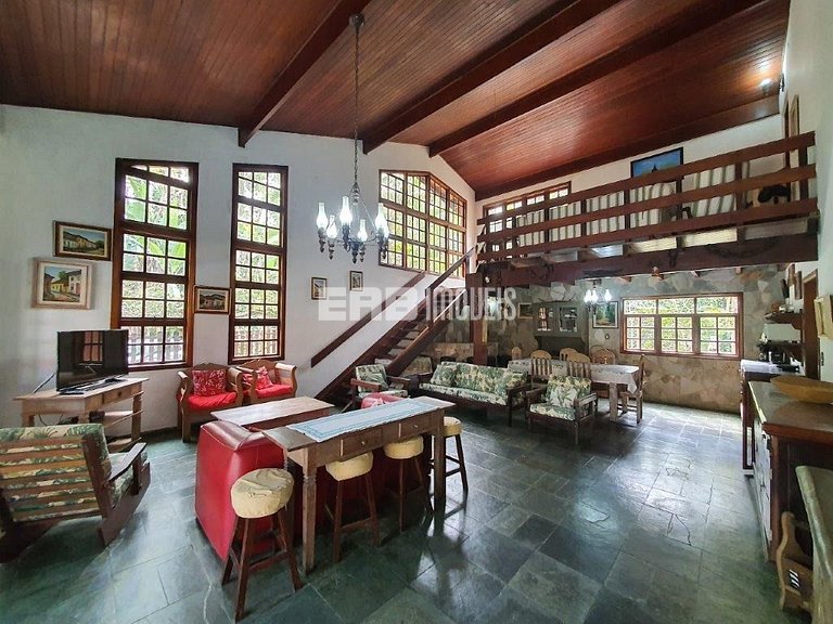 Linda casa com piscina e capacidade para acomodar 18 pessoas