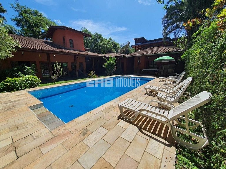 Linda casa com piscina e capacidade para acomodar 18 pessoas
