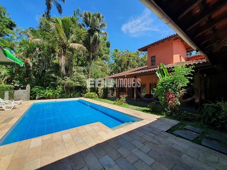 Linda casa com piscina e capacidade para acomodar 18 pessoas