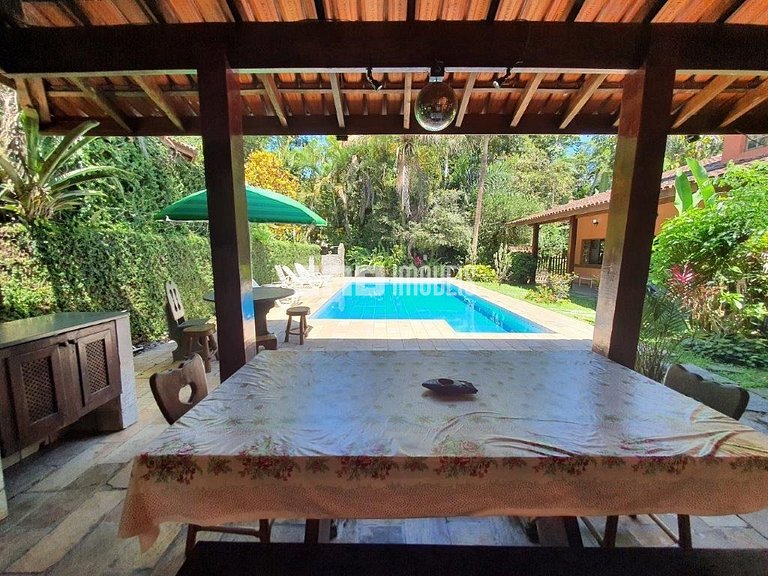 Linda casa com piscina e capacidade para acomodar 18 pessoas