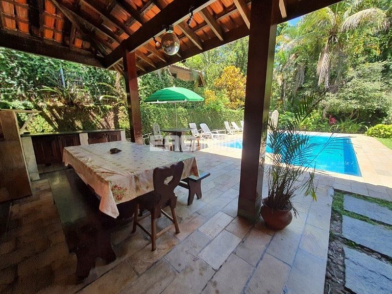 Linda casa com piscina e capacidade para acomodar 18 pessoas