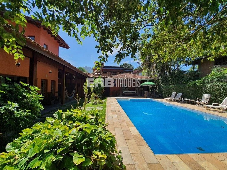 Linda casa com piscina e capacidade para acomodar 18 pessoas