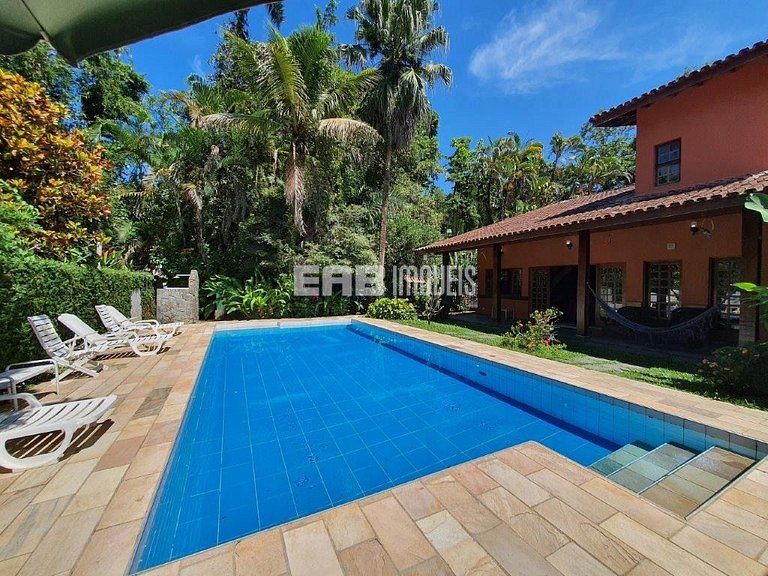 Linda casa com piscina e capacidade para acomodar 18 pessoas