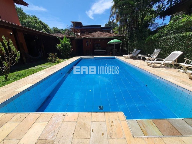 Linda casa com piscina e capacidade para acomodar 18 pessoas