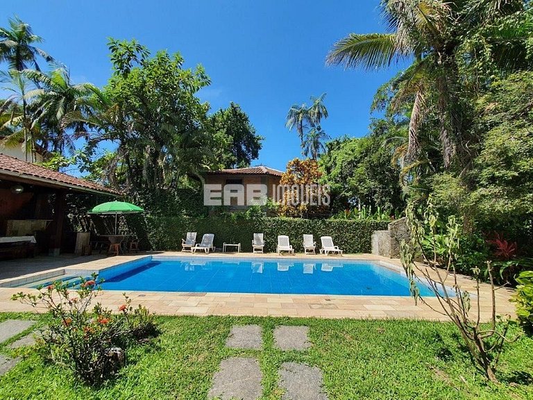 Linda casa com piscina e capacidade para acomodar 18 pessoas