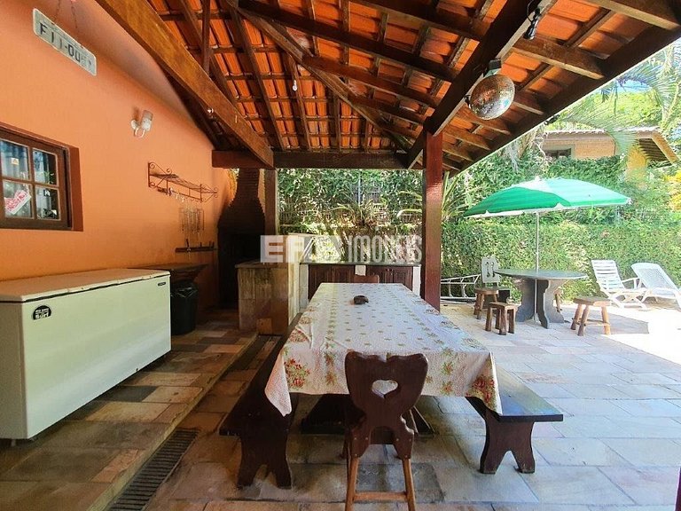 Linda casa com piscina e capacidade para acomodar 18 pessoas