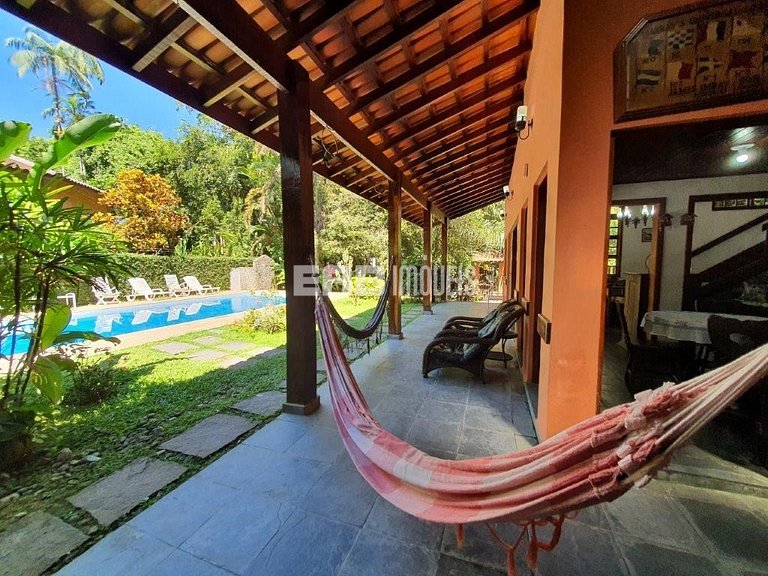 Linda casa com piscina e capacidade para acomodar 18 pessoas