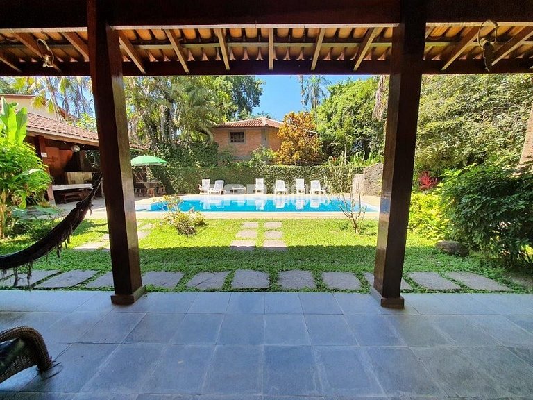 Linda casa com piscina e capacidade para acomodar 18 pessoas