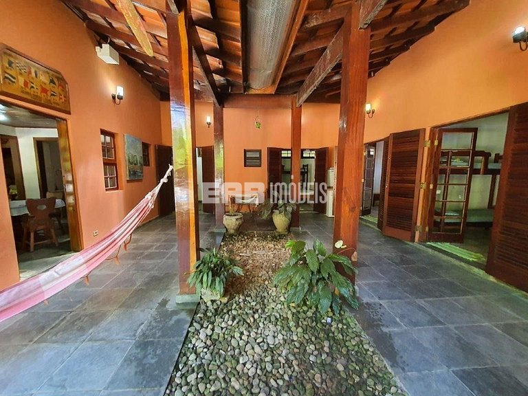 Linda casa com piscina e capacidade para acomodar 18 pessoas