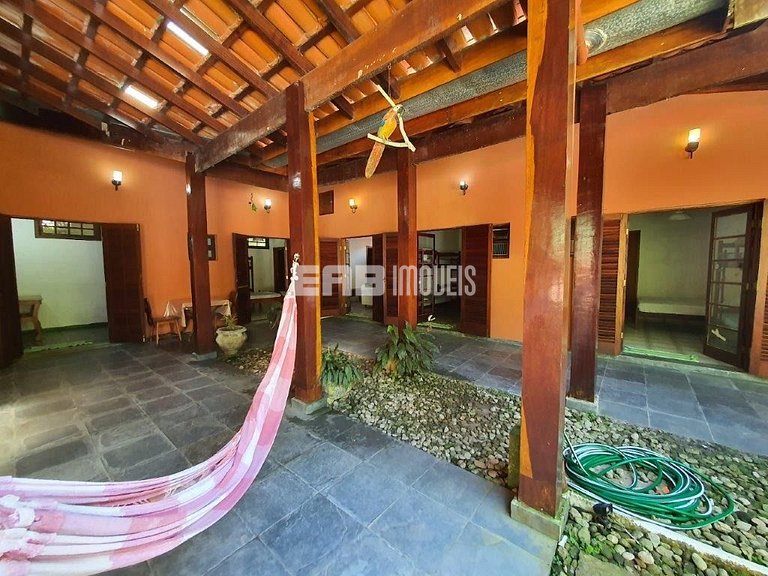 Linda casa com piscina e capacidade para acomodar 18 pessoas