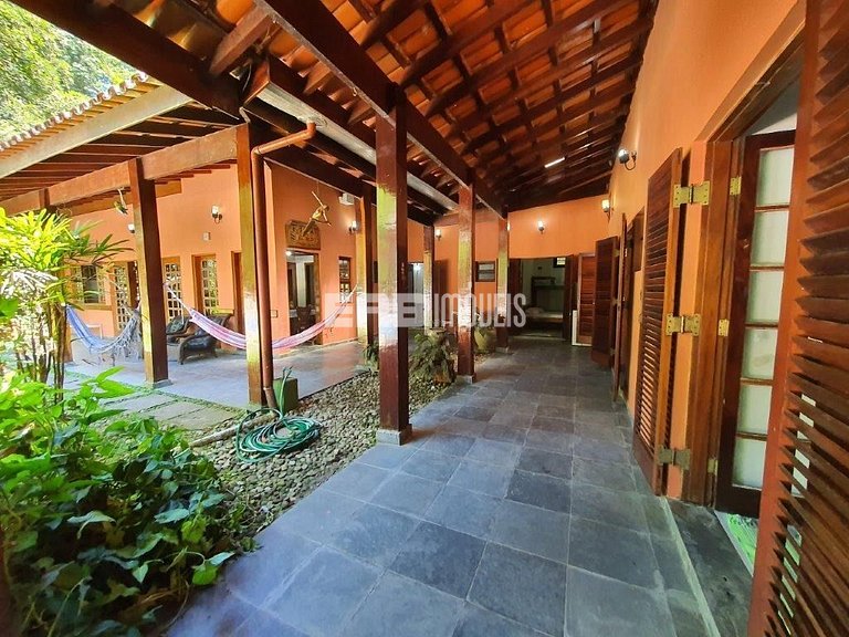 Linda casa com piscina e capacidade para acomodar 18 pessoas