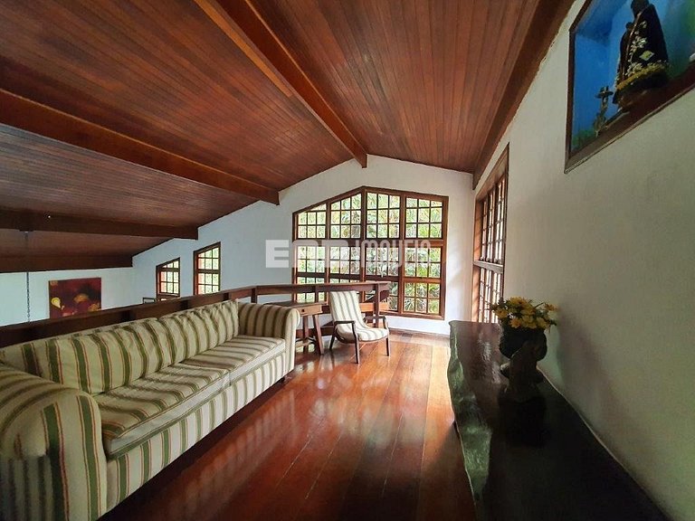 Linda casa com piscina e capacidade para acomodar 18 pessoas