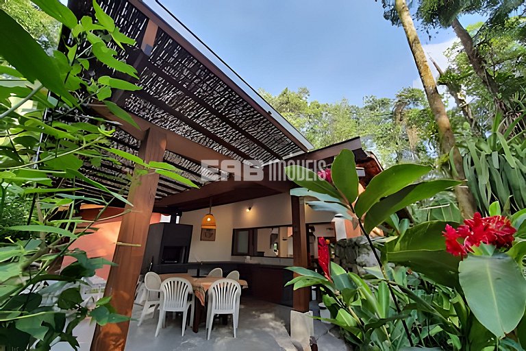 Casa para locação de temporada em Itamambuca. Acomoda até 9