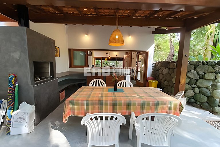 Casa para locação de temporada em Itamambuca. Acomoda até 9