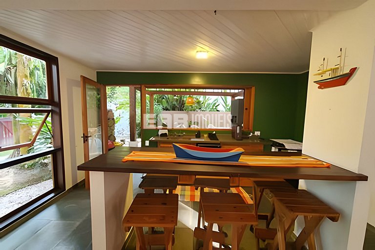 Casa para locação de temporada em Itamambuca. Acomoda até 9