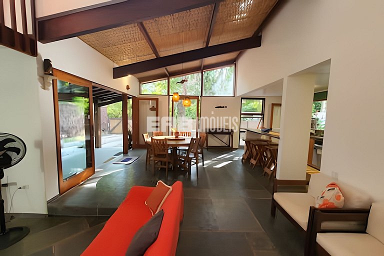 Casa para locação de temporada em Itamambuca. Acomoda até 9