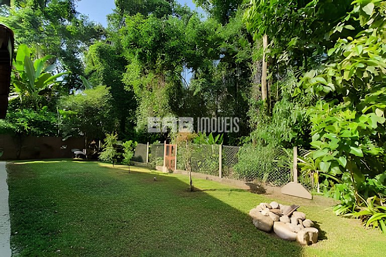 Casa para locação de temporada em Itamambuca. Acomoda até 9