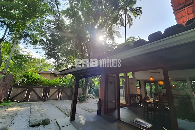 Casa para locação de temporada em Itamambuca. Acomoda até 9