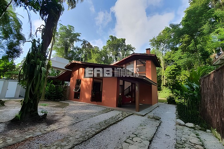 Casa para locação de temporada em Itamambuca. Acomoda até 9